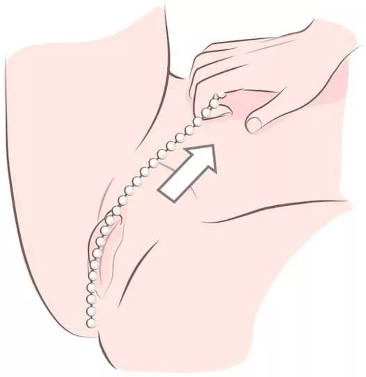 se doigter avec un collier de perles