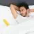 Mec qui bande la nuit en dormant : Est-ce que c’est normal ?